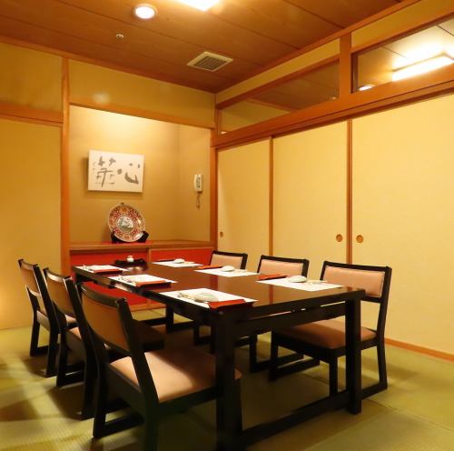 地下室的私人房间。轻松的氛围使其成为招待客人的理想场所。