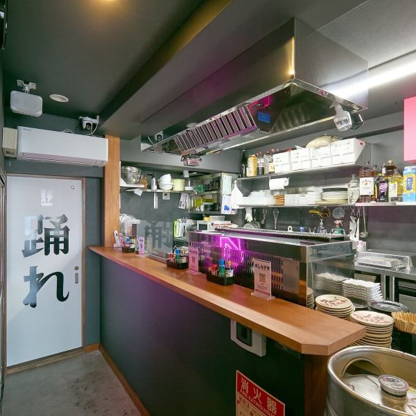 【焼き場が見える立ち飲みカウンター】カウンター席では目の前で焼鳥の調理風景をご覧いただけます◎香ばしい焼鳥の香りを楽しみながらワイワイお話ししましょう！