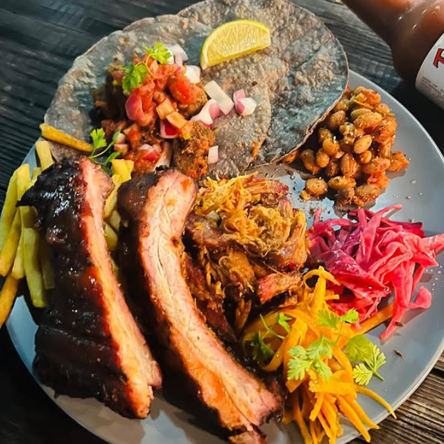 こだわり食材で仕立てる、季節限定のお肉料理を堪能。