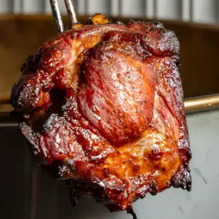 【珍しいお肉「ダバダ火振栗豚」を使用】豚スペアリブの黒胡椒風味の叉焼 1,980円(税込)