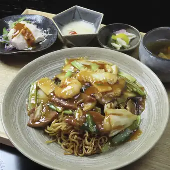 具だくさんの五目あんかけやきそば
