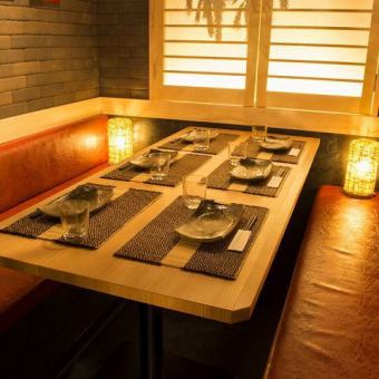 周りを気にせずくつろげる、和情緒溢れる落ち着いた個室席。