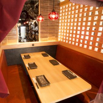 ロールカーテンで区切られた半個室のお席を複数ご用意！