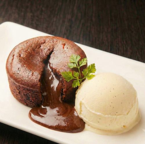 フォンダンショコラ　バニラアイス添え　／　ハニートースト
