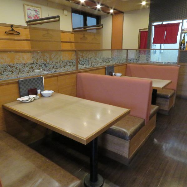 4人前後で使えるテーブル席は、友人同士のお食事やご家族にも人気です。ごゆっくりお過ごしいただけます