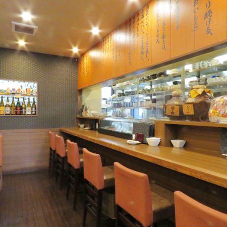 【一樓】餐廳內設有 5 個吧台座位，您可以近距離觀看烹飪過程。這裡非常適合獨自用餐，也適合下班後快速小酌或輕鬆小酌。您可以在輕鬆的氛圍中悠閒地享用美食和飲料。