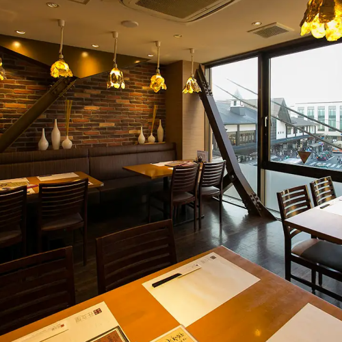 広々とした窓から鎌倉駅が見える店内