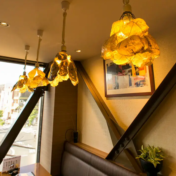 仕立屋自慢の間接照明でモダンな雰囲気を演出しております。夜のデートや記念日など大切な人と過ごされる貴重なお時間をサポートいたします。是非一度お立ち寄りください。