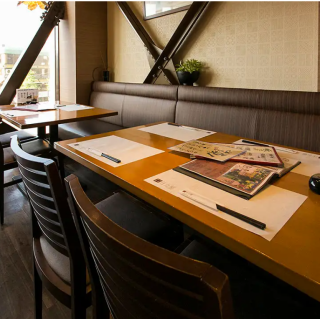 広々としたテーブル席があり、ご家族連れやランチタイム、鎌倉観光帰りにオススメです。ゆったりとした空間で、美味しい料理を心ゆくまで楽しむことができます。お気軽にお立ち寄りください♪