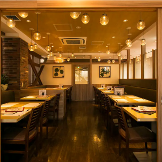 地元の同窓会や飲み会などのお集まりに20名様から最大28名様までご利用いただけるテーブル席のフロア貸切も承ります。大きな窓が開放感溢れ、明るい雰囲気の店内を演出。片面ソファー席となっておりますのでゆったりと腰掛け、お寛ぎください。