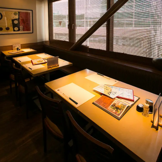 8～10名様用の広々としたテーブル個室をご用意しております。宴会、懇親会や会食などにオススメです♪その他にも様々な個室タイプをご用意。お客様のニーズに合わせてご利用いただけます。個室の詳細は店舗にお問い合わせください。