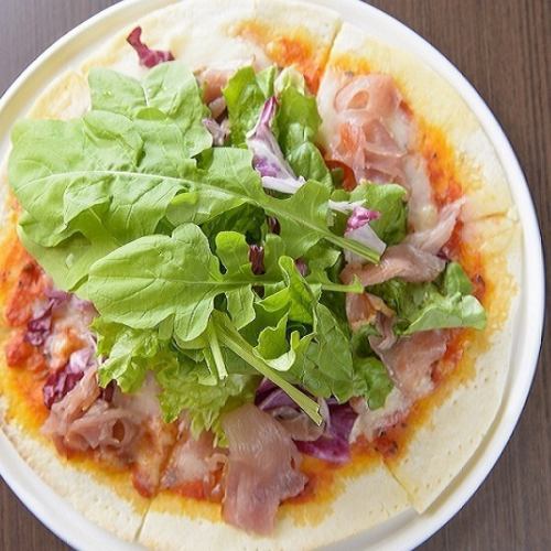Raw ham and arugula salad style