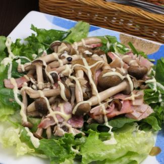 Warm Salad with Kinoko and Bacon