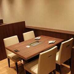 開放的で明るい店内は、お子様連れのファミリーにも優しい空間です。ベビーカーの入店も可能で、お子様用メニューや椅子、食器もご用意。広めのソファー席で、周りを気にせずお食事を楽しめます。ご家族皆様で上質な和牛焼肉を囲み、賑やかな会話と共に、特別な食体験と幸せな笑顔のひとときをお過ごしください。