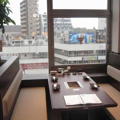 JR巣鴨駅直結のアトレヴィ5階。この好立地でありながら、窓からは広々とした景色を一望でき、ゆったりとした時間を過ごせます。歓送迎会や忘新年会など、大人数での集まりには、貸切可能な広間もご用意しており、団体受付も承っております。開放的な空間で上質な焼肉を堪能し、皆様の思い出に残る宴会を演出いたします。