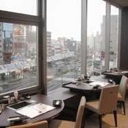 都会の喧騒を忘れる窓際席