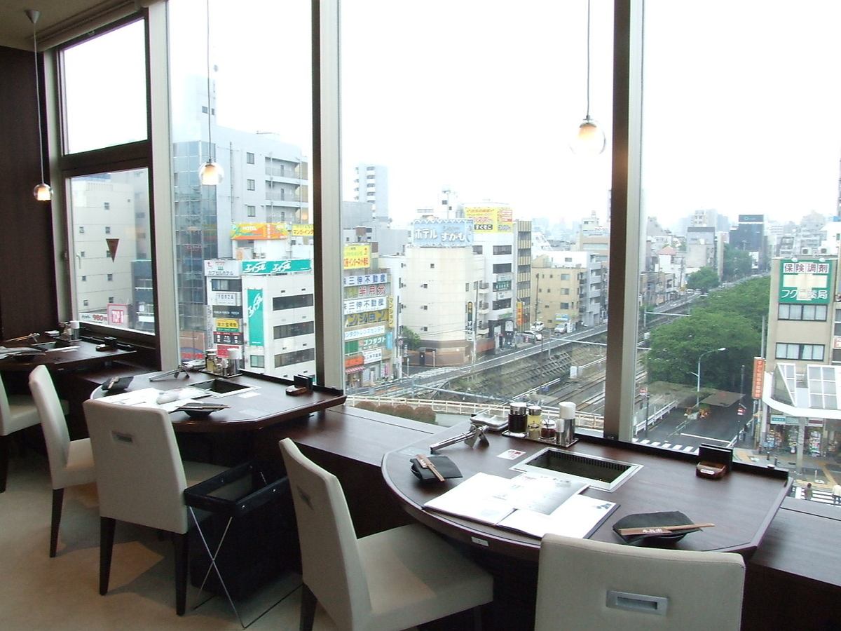 窓際席では巣鴨の景色を一望できます。