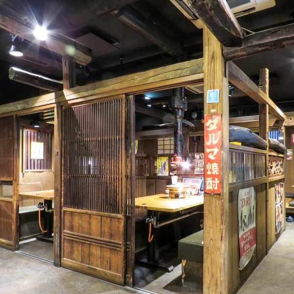 どこか懐かしみを感じる店内。昭和レトロな雰囲気が常連様が絶えない秘訣の一つ。この店内で美味しい焼肉やもつ鍋をご堪能下さい！