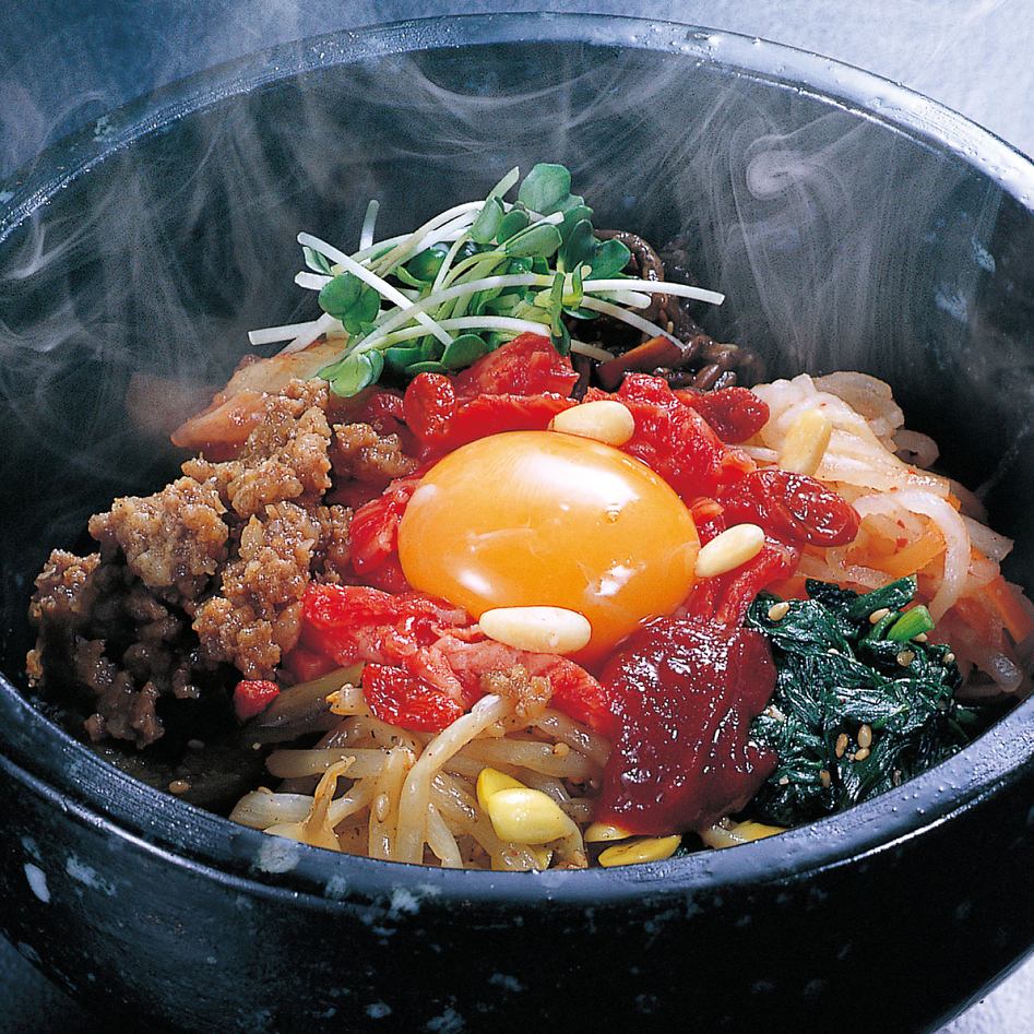 種類豊富な焼肉をはじめ、石焼ビビンバや韓国フェアメニューも♪