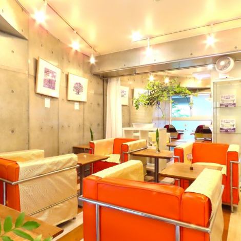 [Relaxing sofa seat] Each person can sit on the sofa, so you can enjoy a relaxing tea time.Even if you stay for a long time, please take advantage of the organic drink bar♪