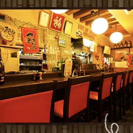 雰囲気が自慢のカウンター席！美味しい料理とお酒を堪能しながらゆっくりできる空間となっています♪「仕事帰りにちょっと寄りたい」方や「二件目にふらっと立ち寄りたい」方にはおススメの空間＆席となっています♪また気さくで優しい店主とも話すことができるのでお気軽にお声がけください♪