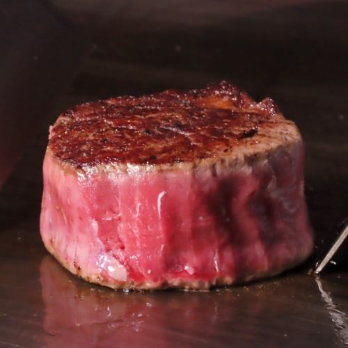200℃の鉄板で焼き上げるステーキ