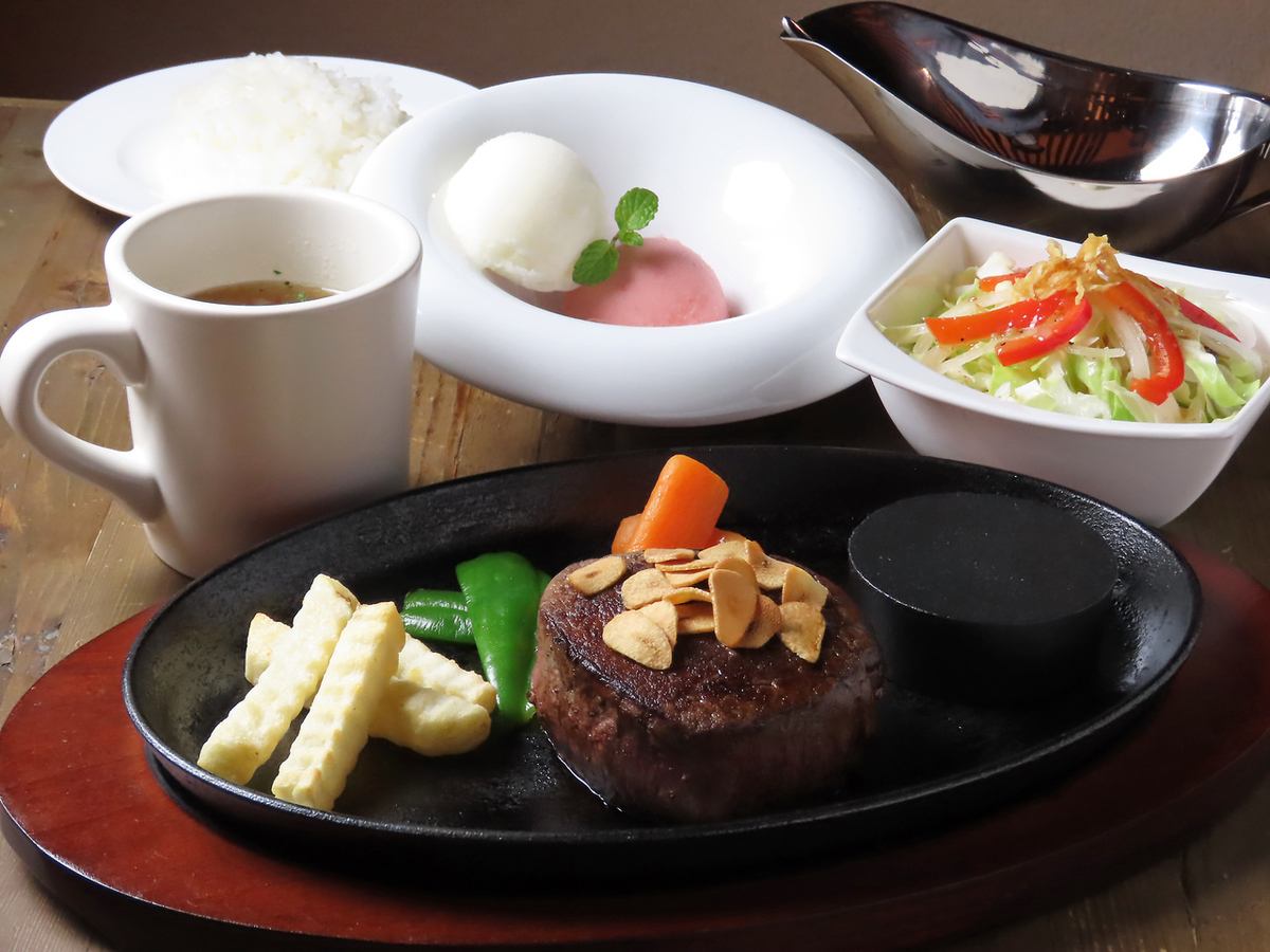 请享用严选的日本牛排，肉质鲜嫩，味道鲜美。