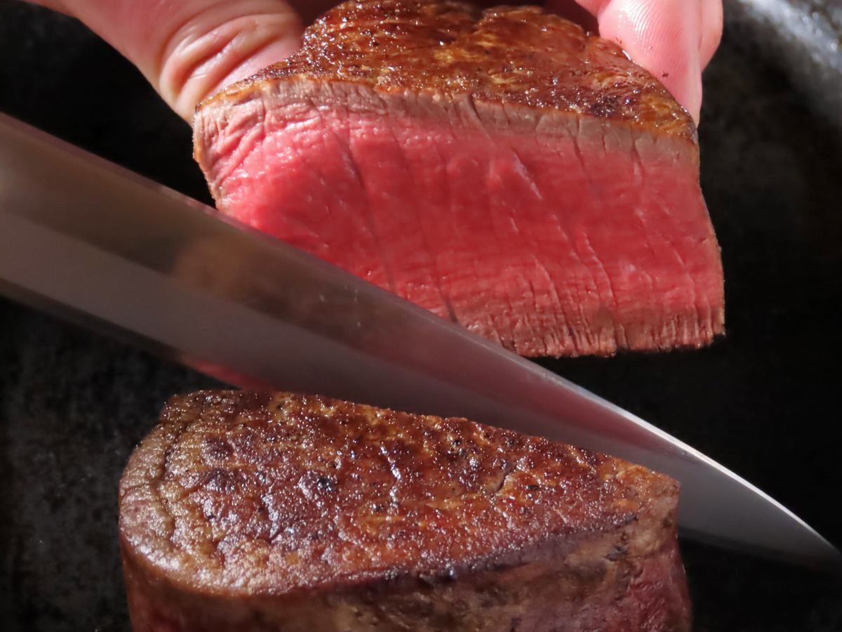 Please enjoy carefully selected Japanese beef steak that is tender and delicious.