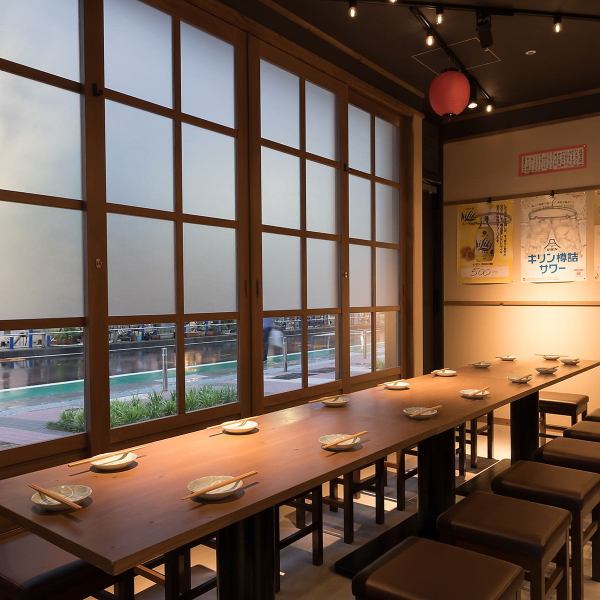 There are 3 table seats for 4 people.For banquets, tables can be connected to each other and can be used by up to 18 people.The high ceiling and spacious window side allow you to enjoy your meal while feeling the atmosphere of the outdoors.