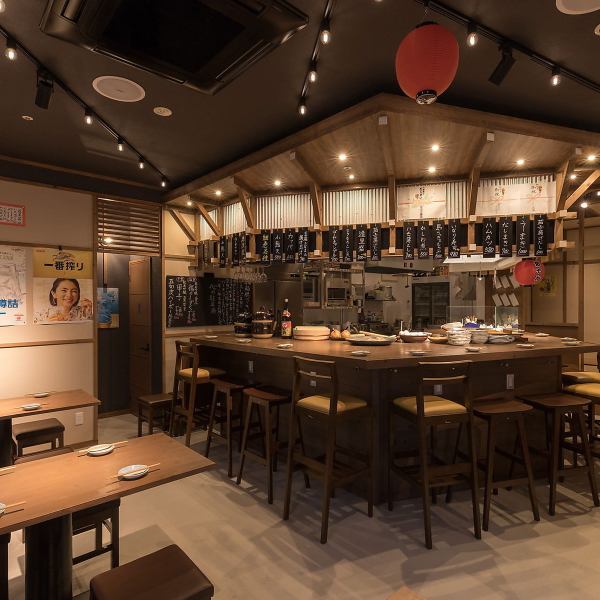 Up to 11 people can use the nostalgic counter seats where you can feel the remnants of good old Japan.Just like a night market, you can drop in by yourself, so you can enjoy a wide range of occasions, from a quick drink that is perfect for a light drink after work, to a second or third bar. .