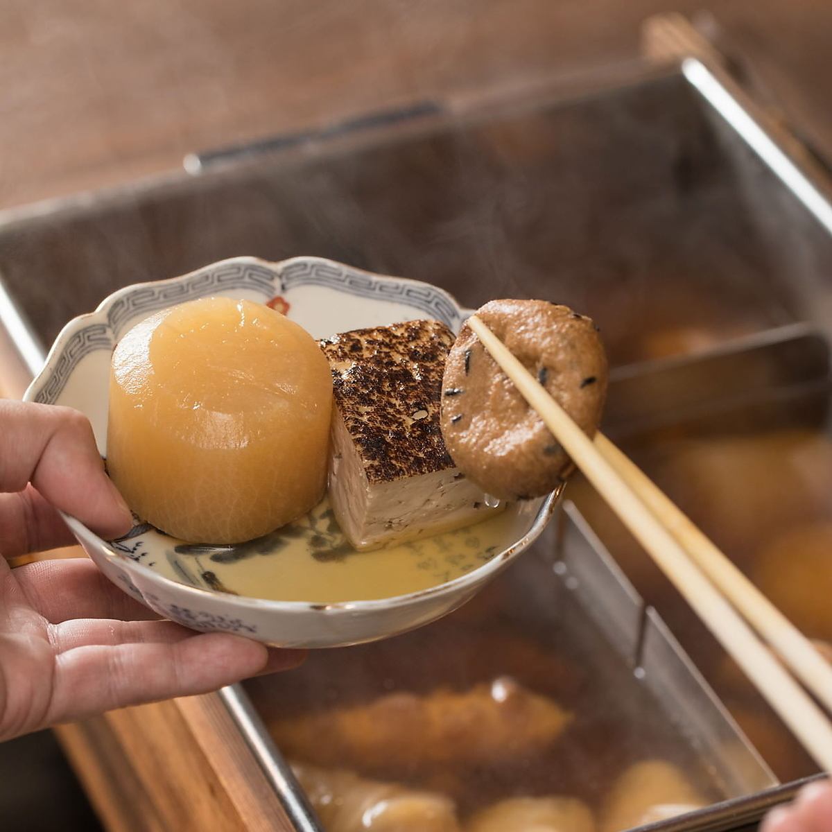 On Saturdays, Sundays, and holidays, you can drink lunch from 15:00! We recommend stewed wagyu beef and exquisite oden.