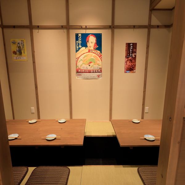 The small rise at the back right of the store is a completely private room.A relaxing room with a horigotatsu (sunken kotatsu table) where you can stretch your legs and sit, and can be used for a wide range of occasions, from banquets to entertainment.There is only one room with seating for 10 to 12 people, so early reservations are recommended.