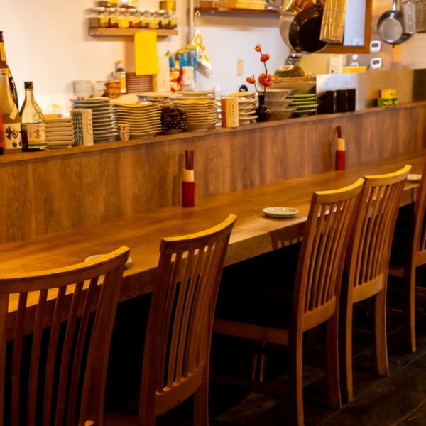 [Counter seats] From one person, together with dishes that go well with alcohol.It has become an izakaya where both customers and staff can enjoy together!