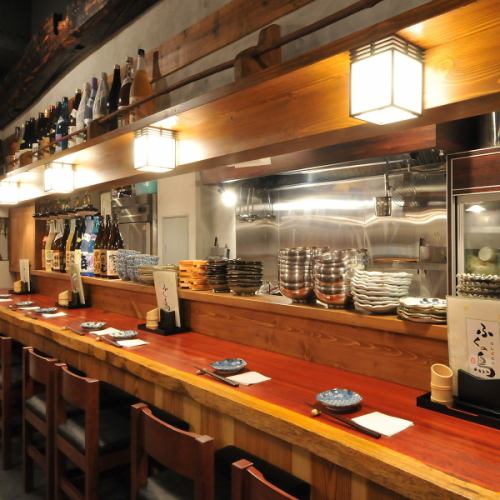 You can enjoy the sound and scent of charcoal-fire dishes! Popular counter seats ♪