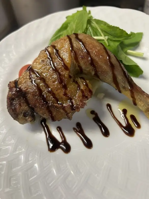 骨付き鳥もも肉のコンフィ