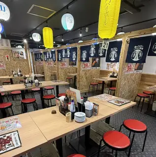 【様々な内装でお出迎え◆】お一人様から団体様まで、様々なシーンでご利用いただけます！レトロな雰囲気の中でのお食事もお楽しみください♪