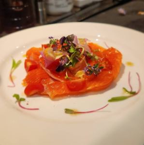 富士山サーモンのカルパッチョ～コラトゥーラとオリーブオイル～