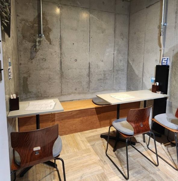 地元のお客様も多く、コンクリート打ちっぱなしのモダンな空間は、男性もお気軽にご利用いただけます。2名席が3つ、4名席が1つあり、テーブルを結合して最大6名様まで対応可能です。友人やご家族と、ゆったりとお食事をお楽しみください。