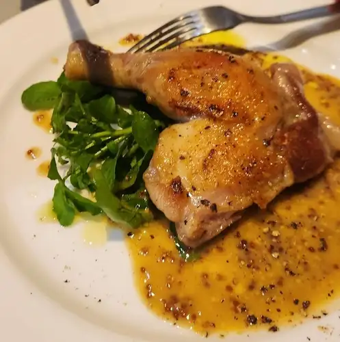 骨付き鶏もも肉のコンフィ　粒マスタードソース