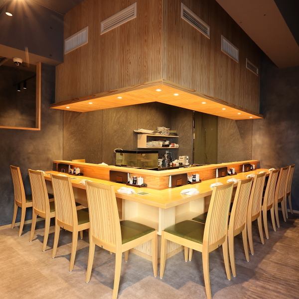 当店のカウンター席は全10席、目の前で職人が握る鮨を楽しむ特別な空間です。今日のおすすめネタを板前に尋ねながら、獲れたての魚を口にする喜び!鮮度抜群の素材と職人の技が織りなす鮨の醍醐味を、ぜひ直接体験してください!リラックスした雰囲気の中で、心ゆくまでお楽しみいただけます!