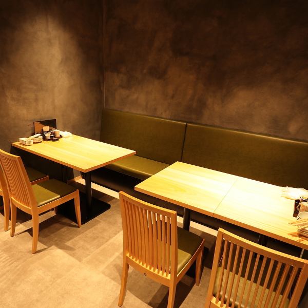 テーブル席は、4名掛けのテーブルを4卓ご用意しており、ゆったりとした空間でお食事を楽しめます。最大16名様までの宴会利用にも対応可能なので、友人やご家族との特別な集まりにぴったりです。落ち着いた雰囲気の中で、大切な人との会話や笑顔が生まれる場所として、ぜひご利用いただければと思います。