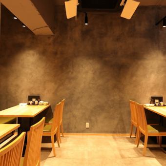 和モダンな店内で宴会利用も可能！