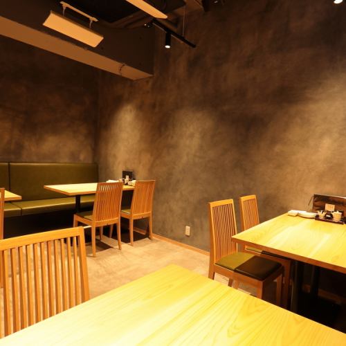 最大16名様までご利用いただけるテーブル席！