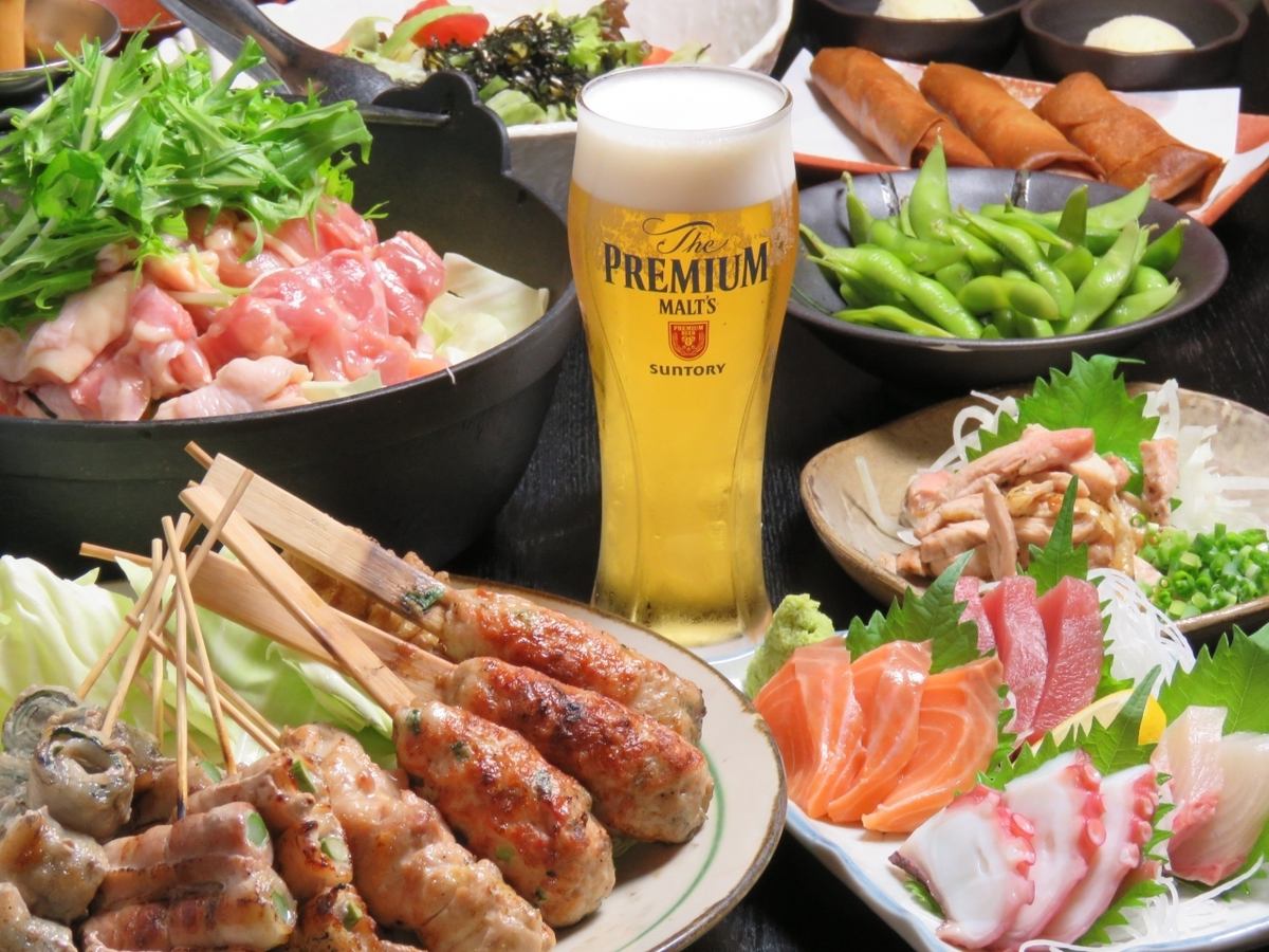 烤鸡肉串、单点自助餐以及带生鱼片的3,200日元无限畅饮菜单很受欢迎。