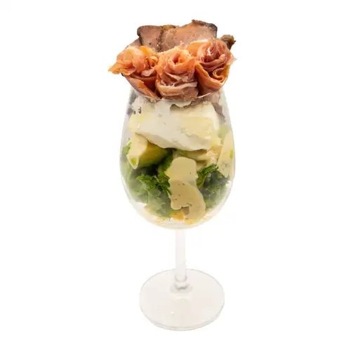 ご褒美の焼肉風ローストビーフと生ハムのサラダグラスパフェ