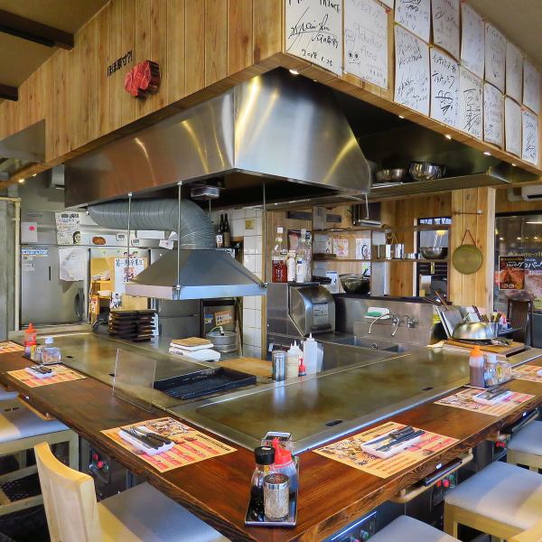 Counter seats are our recommended seats! Enjoy your favorite grilling on a large iron plate!