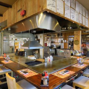 我們受歡迎的櫃檯座位！您可以在大鐵板上隨意烹飪肉類！
