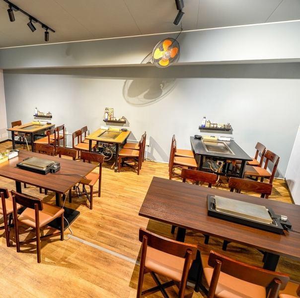 貸し切り宴会や、親睦を深めるお食事会に最適な空間です。広々とした店内でBBQを楽しみながら、仲間と一緒に賑やかで最高なひとときをお過ごしいただけます。店内にはTVも完備しているため、映像を流しながらのパーティー演出も自由自在です。思い出に残る素敵な時間をぜひ当店にてプロデュース!お気軽にご相談ください♪