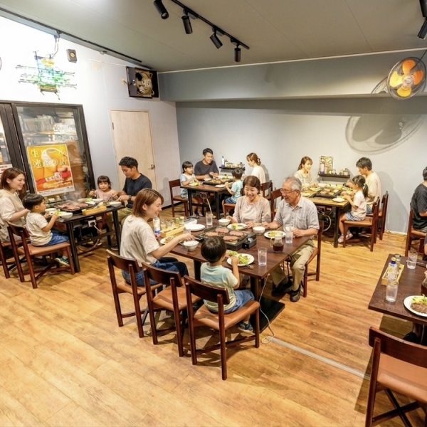 貸し切り宴会や、親睦を深めるお食事会に最適な空間です。広々とした店内でBBQを楽しみながら、仲間と一緒に賑やかで最高なひとときをお過ごしいただけます。店内にはTVも完備しているため、映像を流しながらのパーティー演出も自由自在です。思い出に残る素敵な時間をぜひ当店にてプロデュース!お気軽にご相談ください♪
