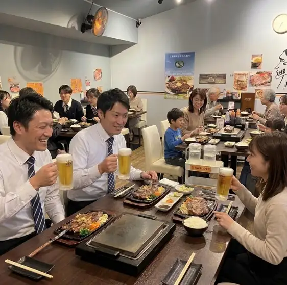 貸し切り宴会や、親睦を深めるお食事会に最適な空間です。広々とした店内でBBQを楽しみながら、仲間と一緒に賑やかで最高なひとときをお過ごしいただけます。店内にはTVも完備しているため、映像を流しながらのパーティー演出も自由自在です。思い出に残る素敵な時間をぜひ当店にてプロデュース！お気軽にご相談ください♪